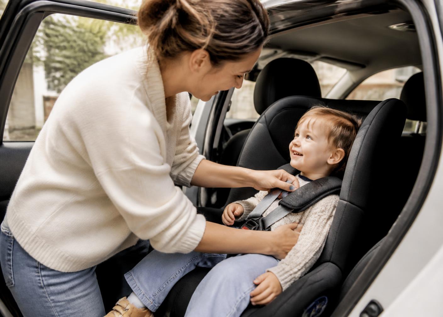Un bambino nel seggiolino auto